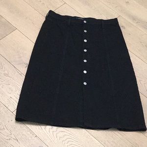 Woman’s Banana Republic black jean/denim skirt. Size 10. Button front.